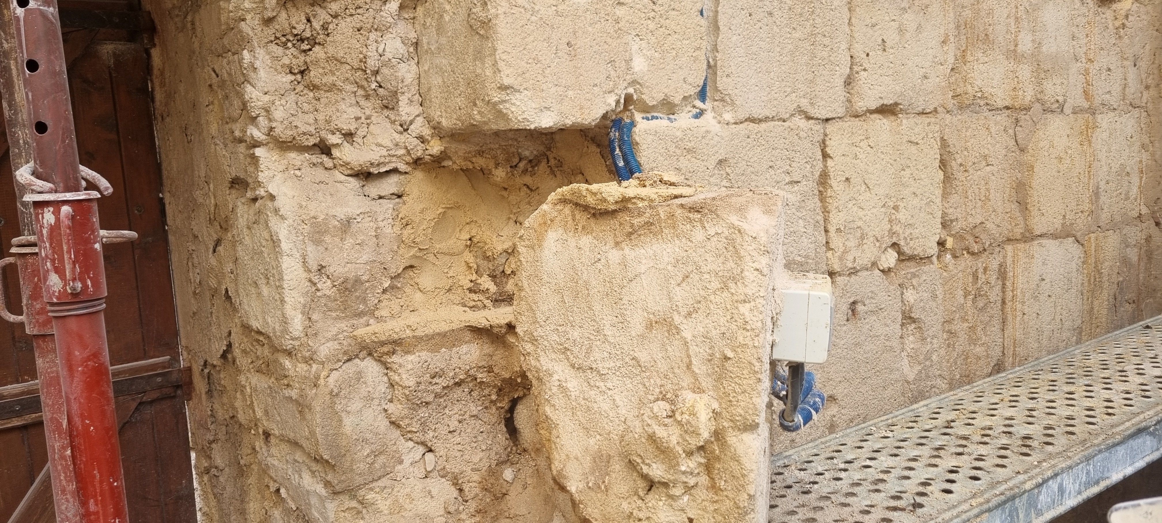 Restauration et reconstruction de l'angle en pierre